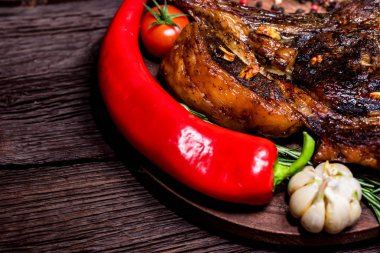 Baharatlar ve sebzeler lezzetli sığır eti biftek kapatın