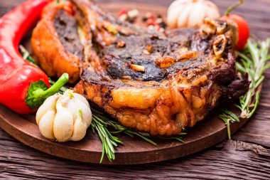 Baharatlar ve sebzeler lezzetli sığır eti biftek kapatın