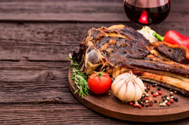 Sığır eti biftek baharatlar, sebze ve şarap ile kapatmak