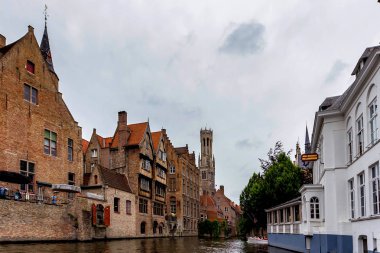 Bruges, Belçika - 10 Haziran 2014: Tekne kanalı Bruges, Belçika'nın güzel manzara