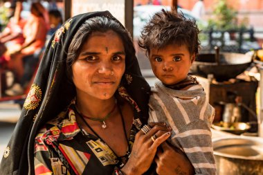 Jaipur, Hindistan - 9 Kasım 2017: Belirsiz Hint kadın çocuk ile