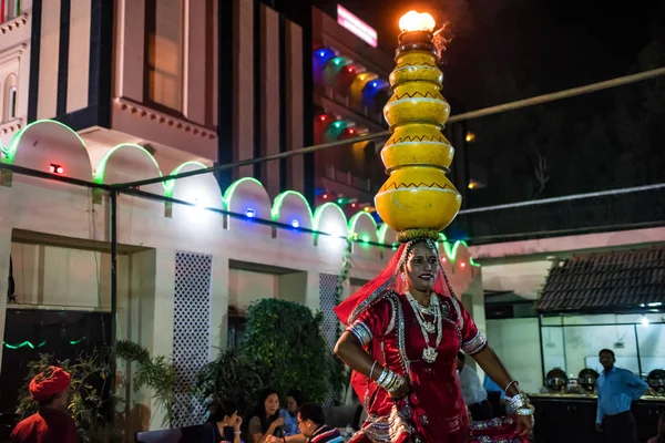 Jaipur, Hindistan - 9 Kasım 2017: Belirsiz Hint kadın dansçı — Stok fotoğraf