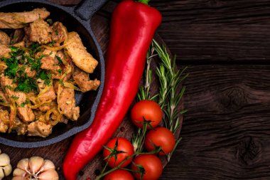 Kızarmış domuz kızartma tavası ve sebze