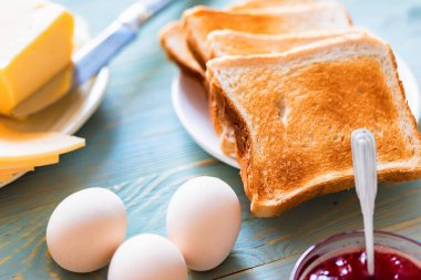 Yumurta, tost, peynir ve reçel Kahvaltı