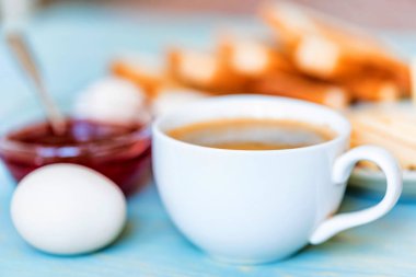 Odaya Servis Kahvaltı kahve, yumurta, tost, peynir, reçel ile