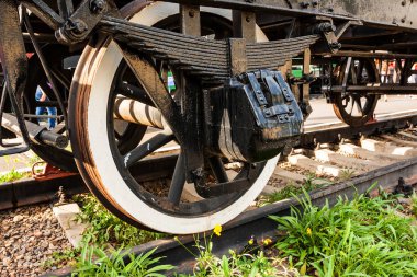 Eski Sovyet lokomotif tekerlekler kapatın