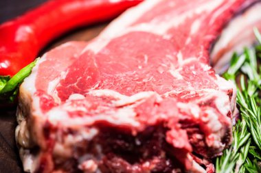 Biber ve biberiye ham sığır eti biftek