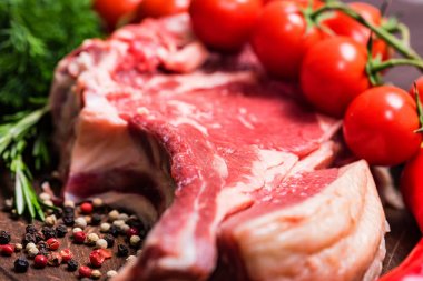 Biber, otlar ve domates ham sığır eti biftek