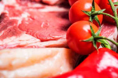 Tahta üzerinde çiğ biftek.