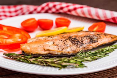 sebze somon steak yakın çekim