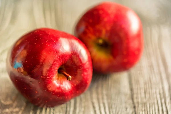 Jugo rojo manzanas maduras sobre fondo de madera — Foto de Stock