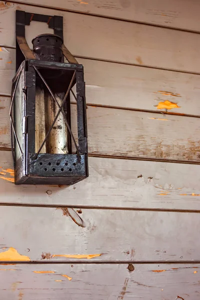 Lanterna velha pendurada na parede de madeira — Fotografia de Stock