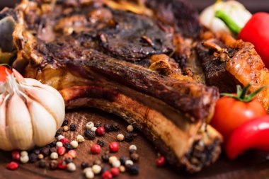 Baharatlar ve sebzeler lezzetli sığır eti biftek kapatın