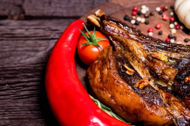 Baharatlar ve sebzeler lezzetli sığır eti biftek kapatın