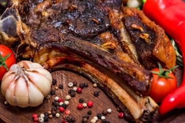 Baharatlar ve sebzeler lezzetli sığır eti biftek kapatın