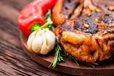 Baharatlar ve sebzeler lezzetli sığır eti biftek kapatın