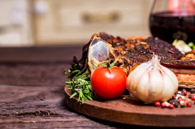 Sığır eti biftek baharatlar, sebze ve şarap ile kapatmak