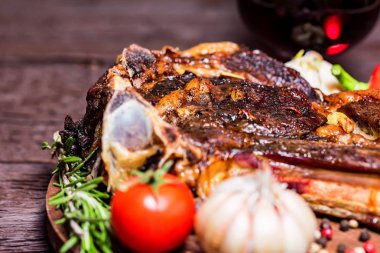 Sığır eti biftek baharatlar, sebze ve şarap ile kapatmak