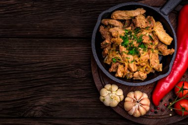 Kızarmış domuz kızartma tavası ve sebze