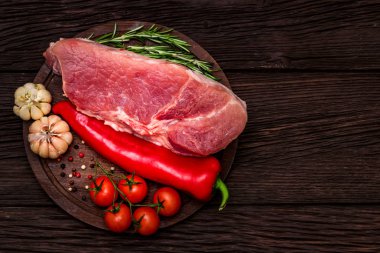 Çiğ domuz biftek domates biber, otlar ile