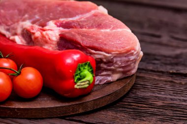 Çiğ domuz biftek domates biber, otlar ile