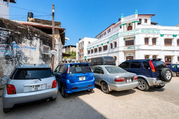 STONE TOWN, ZANZIBAR - 9 GENNAIO 2015: Street of Stone Town nella giornata di sole — Foto Stock