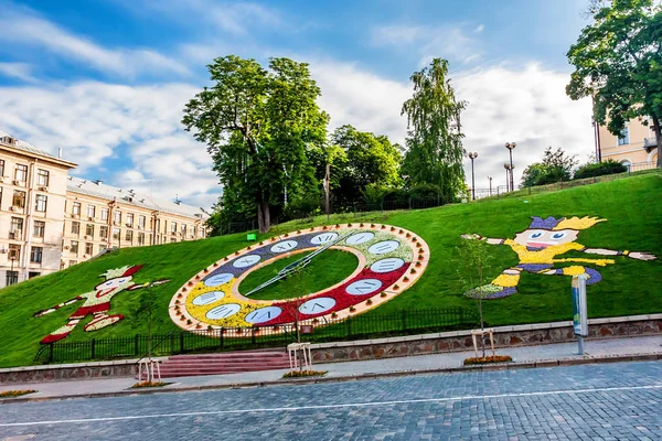 KIEV, UNKRAINE - JUNHO 8, 2012: Relógio floral famoso em Kiev — Fotografia de Stock