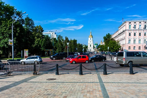 KIEV, UNKRAINE - JUNHO 8, 2012: Vista à distância da Catedral de Santa Sofia em Kiev — Fotografia de Stock