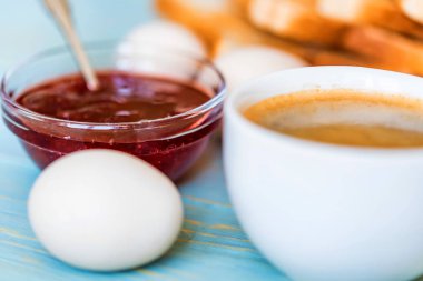 Odaya Servis Kahvaltı kahve, yumurta, tost, peynir, reçel ile