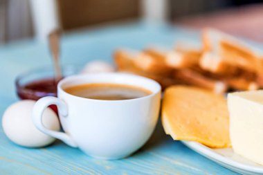 Odaya Servis Kahvaltı kahve, yumurta, tost, peynir, reçel ile