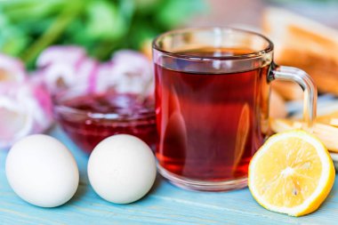 Çay, reçel ve çiçekler Kahvaltı