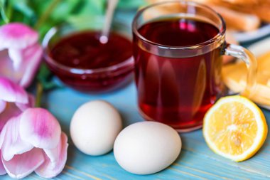 Çay, reçel ve çiçekler Kahvaltı