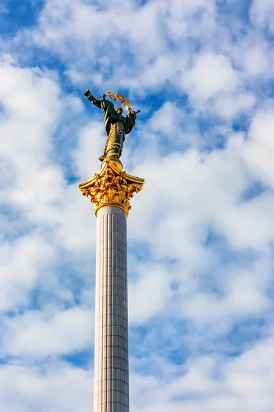 Independence column in Kiev against blue sky — Stock Photo, Image