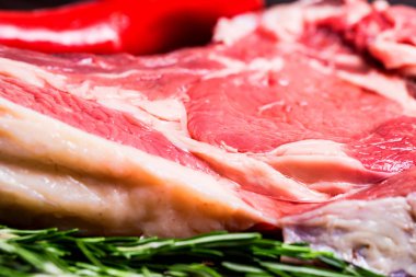 Biber ve biberiye ham sığır eti biftek