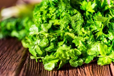 Taze yeşil ahşap arka plan üzerinde otlar pişirme