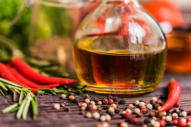 Petrol, biber, kırmızı biber ve otlar masada