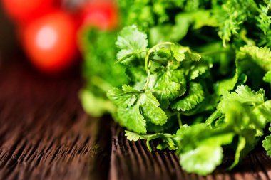 Tahta masada taze sebzeler ve bitkiler.