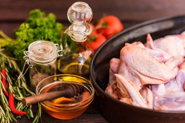 Çiğ tavuk kanatları, bal, sebze ve baharatlar