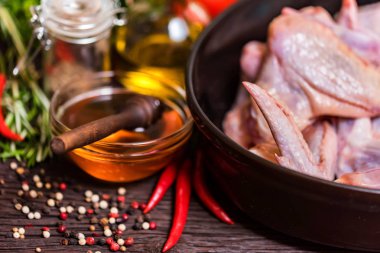 Çiğ tavuk kanatları, bal, sebze ve baharatlar
