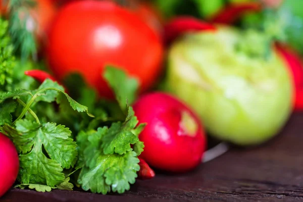 Färska grönsaker och örter på träbord — Stockfoto