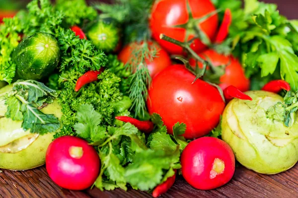 Färska grönsaker och örter på träbord — Stockfoto