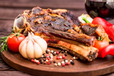 Sığır eti biftek baharatlar, sebze ve şarap ile kapatmak