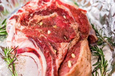 Terbiyeli dana biftek sarımsak ile doldurulmuş kapatın