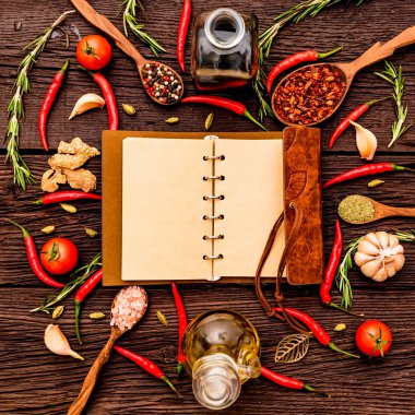 Açık yemek kitabı ve çeşitli baharatlar kompozisyon