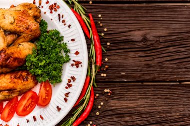 Baharat ve acı biber ile ızgara tavuk kanadı