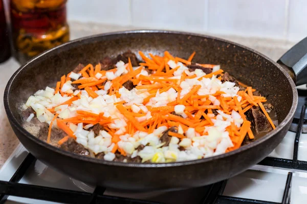 Beef stew with vegetables in frying pan — Stock Photo, Image