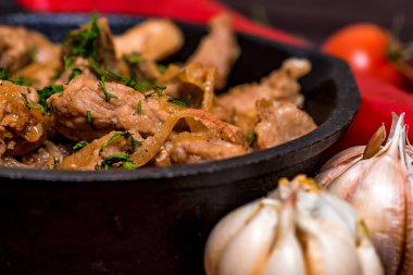 Kızarmış domuz kızartma tavası ve sebze