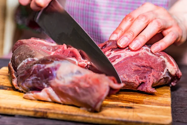 Kvinnliga händer skära rått nötkött Stäng — Stockfoto