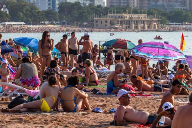 Gelendzhik, Rusya - 16 Ağustos 2013: İnsanlar plajda Gelendzhik Rusya