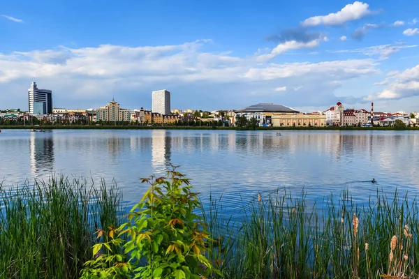 Kazan, Tatarstan, Ryssland - 04 juni 2016: Visa av Kazan city från vatten — Stockfoto